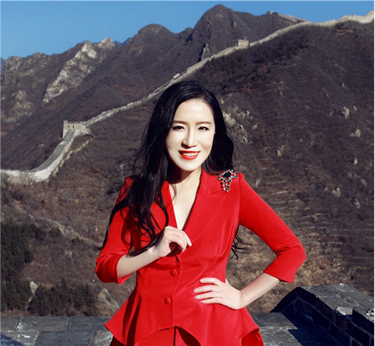 时尚巨头宝格丽与华裔设计师KikiWang跨界合作获得好评